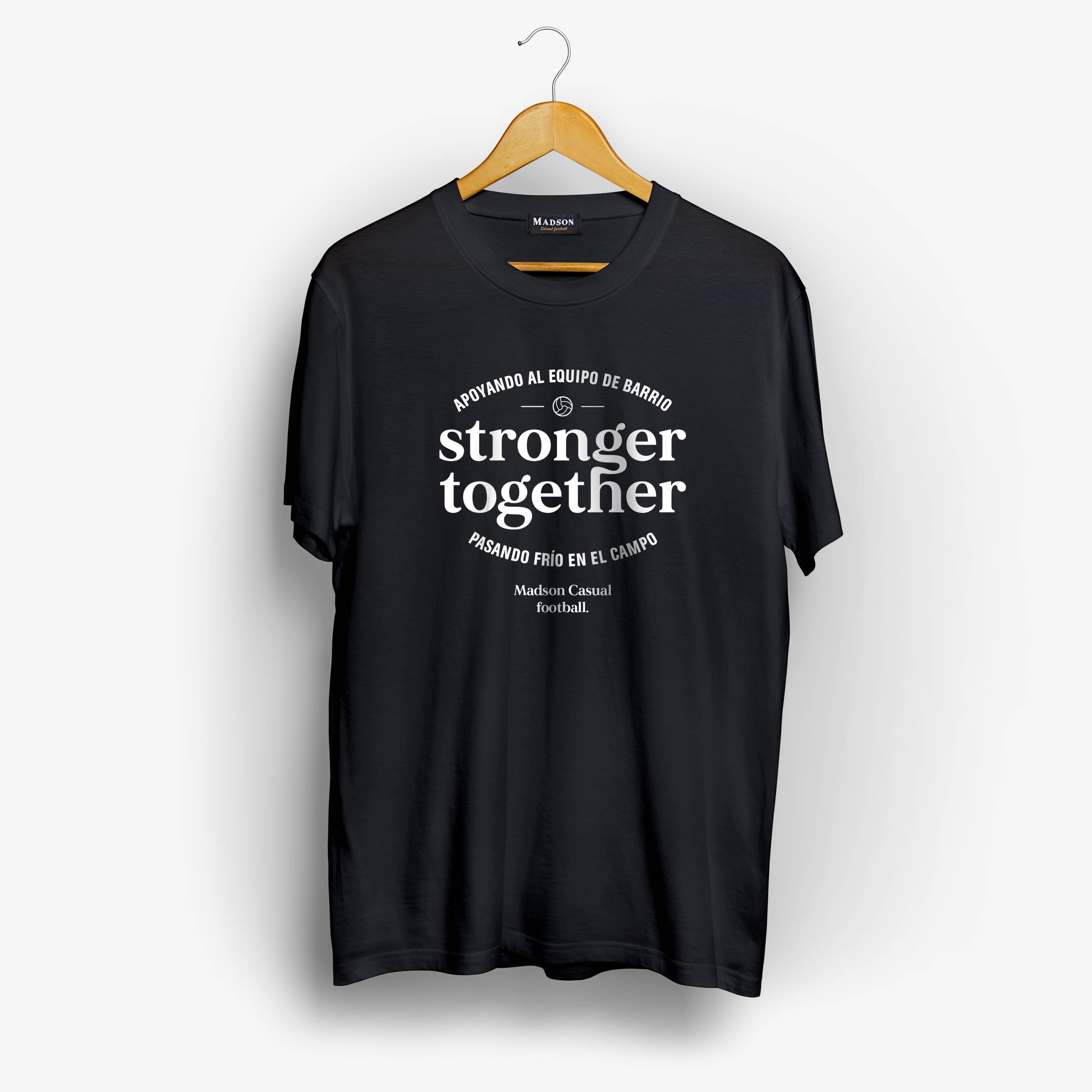 Camiseta negra Madson Casual Football con el lema Stronger together