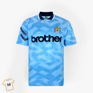 Camiseta retro del Manchester City con la publicidad brother como la de los hermanos Gallagher de Oasis