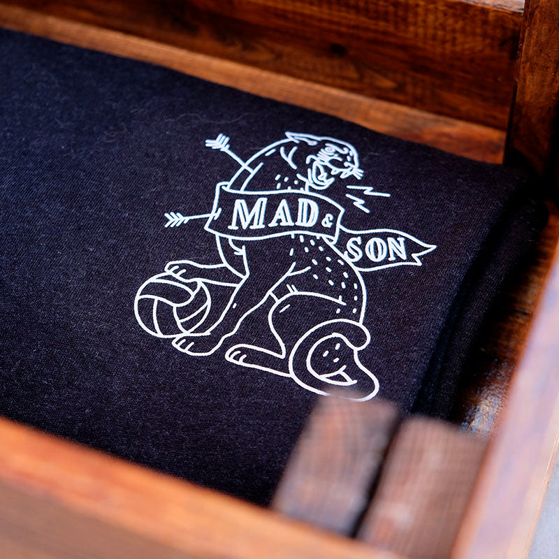 Logotipo-clasico-de-Madson-en-camiseta-negra-de-estilo-casul-futbol