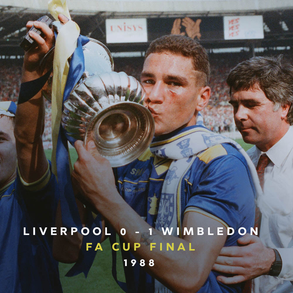 Vinnie Jones, jugador del Wimbledon besa la FA Cup ganada en 1988 ante el Liverpool