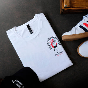 camiseta-madson-casual-fútbol-color-blanco-y-estilo-terrace-wear-con-diseño-support-your-local-team-y-zapatillas-adidas